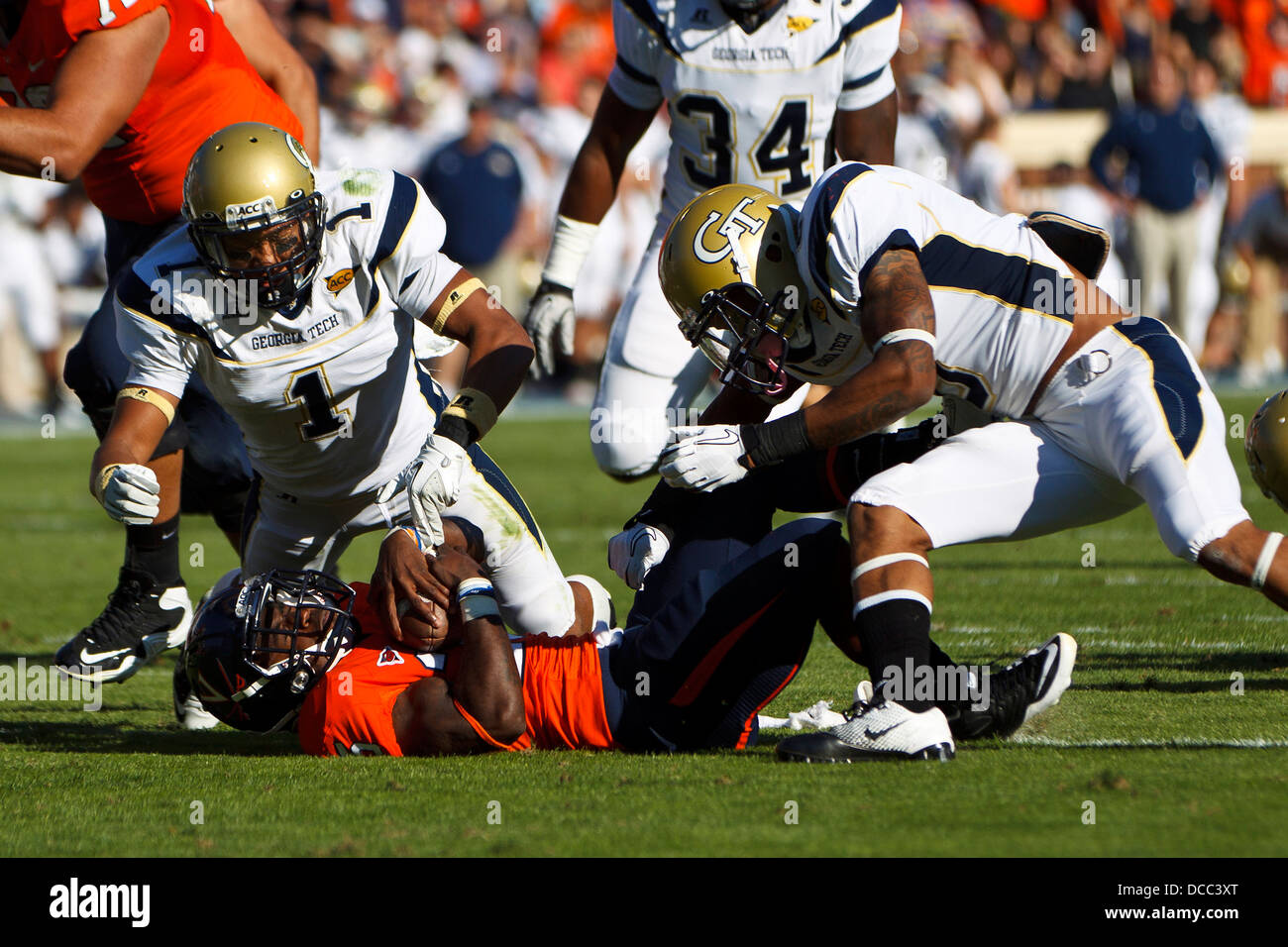 Virginia Cavaliers exécutant retour Kevin Parcs Nationaux (25) est abordé par Georgia Tech Yellow Jackets coffre Isaiah Johnson (1) au cours de la Banque D'Images