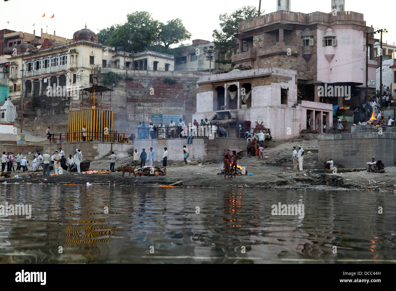 Personnes se rassemblent à la combustion ghats sur les rives du Gange, Varanasi. Banque D'Images Personnes se rassemblent à la combustion ghats sur les rives du Gange, Varanasi. Banque D'Images