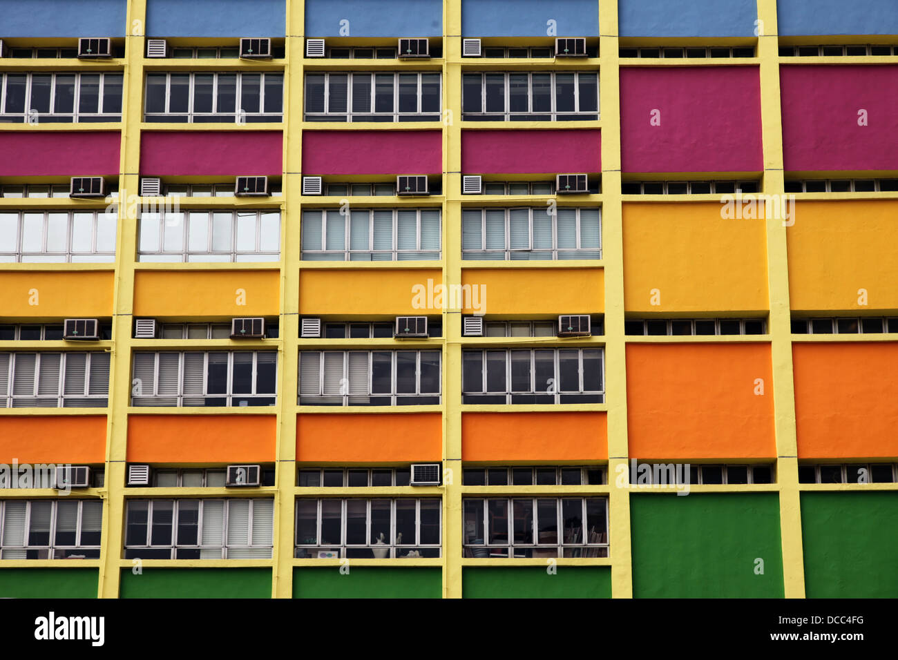 C'est une photo d'une école maternelle très coloré pour les enfants de la primaire à Hong Kong. C'est un bâtiment moderne Banque D'Images