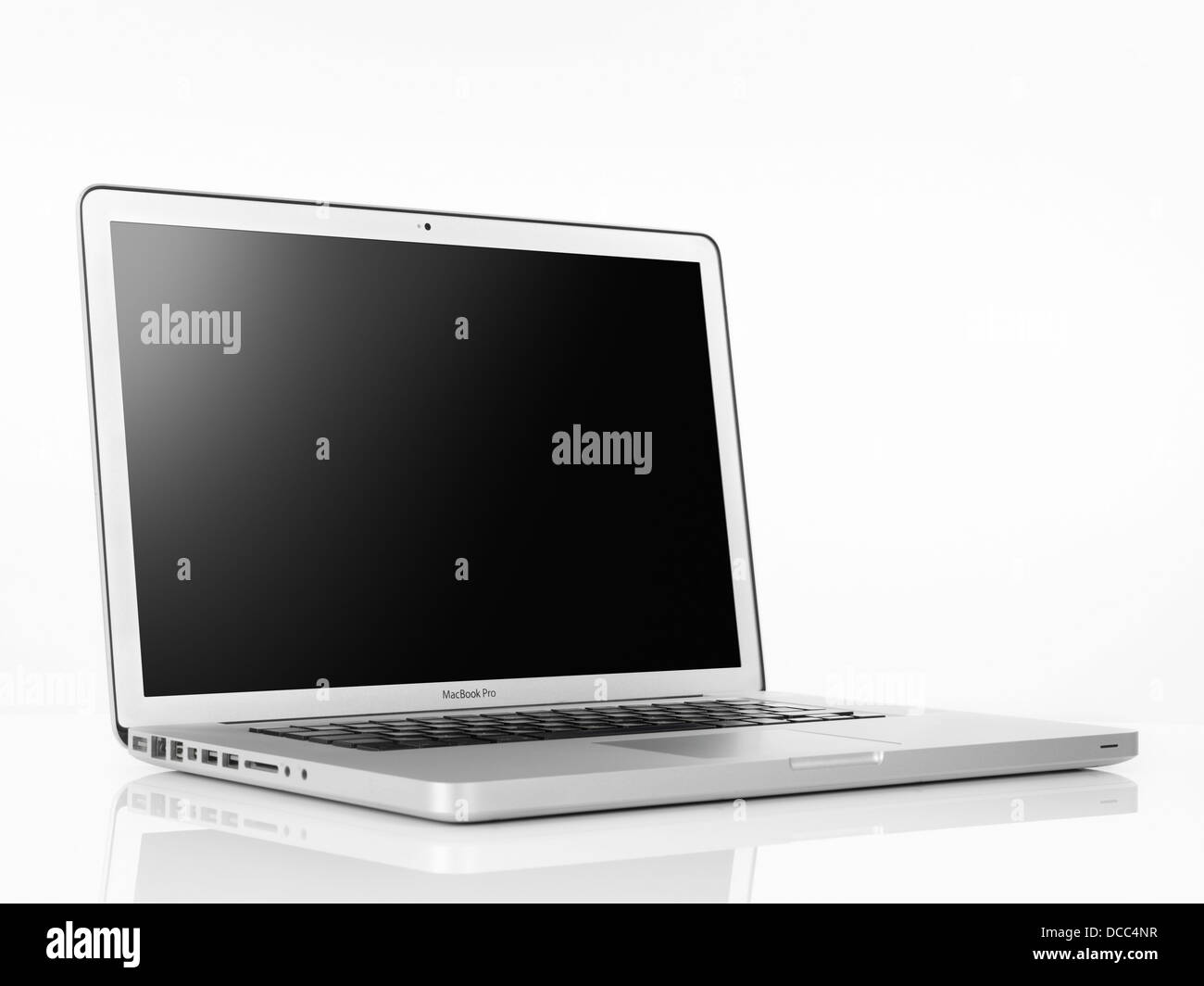 Apple Macbook Pro ordinateur portable avec écran blanc isolé sur fond blanc Banque D'Images