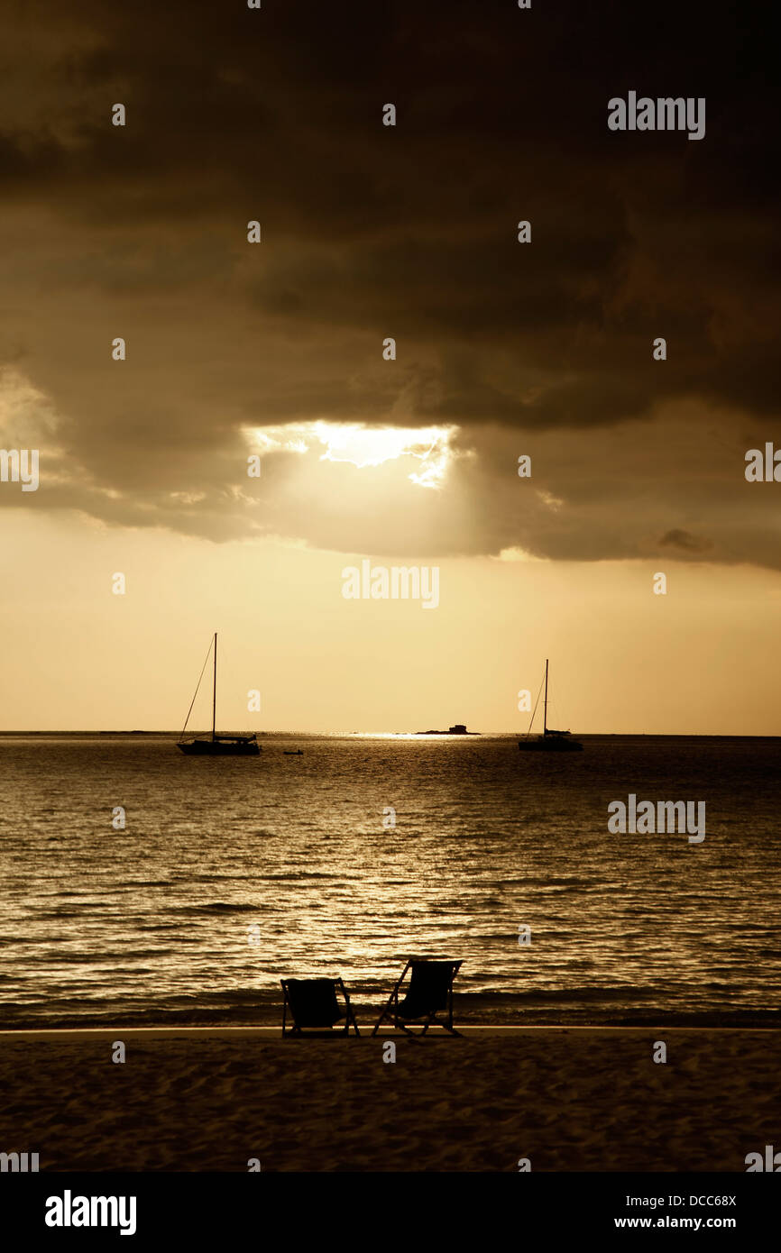 Bateau à la dérive sur un coucher de soleil Banque D'Images