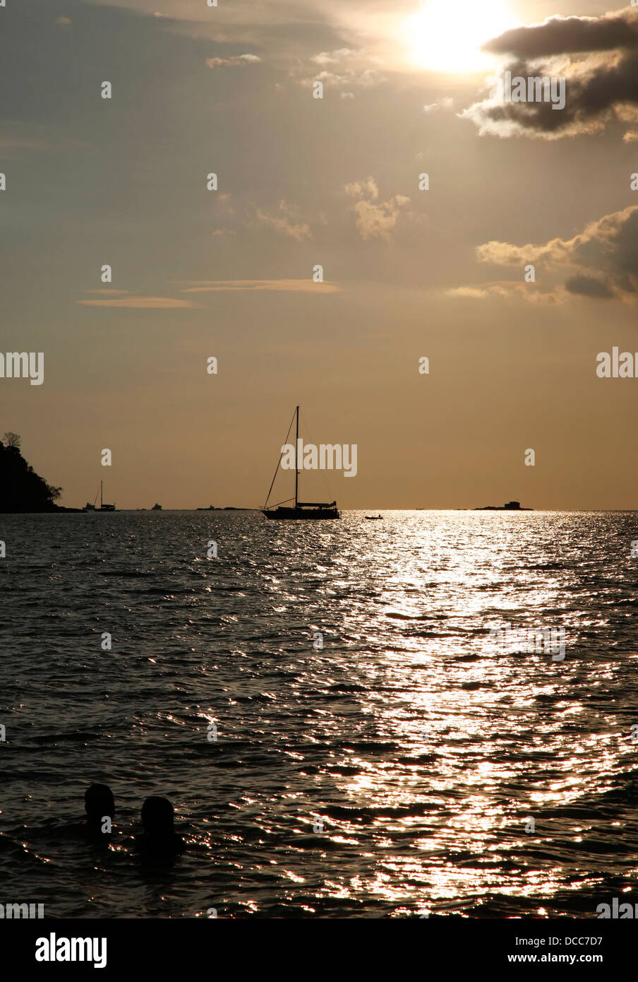 Bateau à la dérive sur un coucher de soleil Banque D'Images