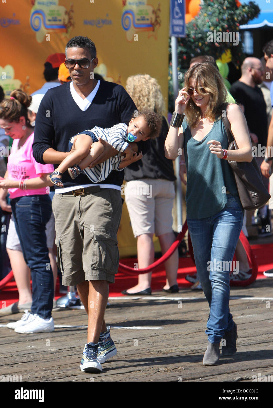 Ellen Pompeo et Chris Ivery avec leur fille Stella Luna profitant d'une journée en famille sur la jetée de Santa Monica Santa Monica, Californie - 02.10.11 Banque D'Images