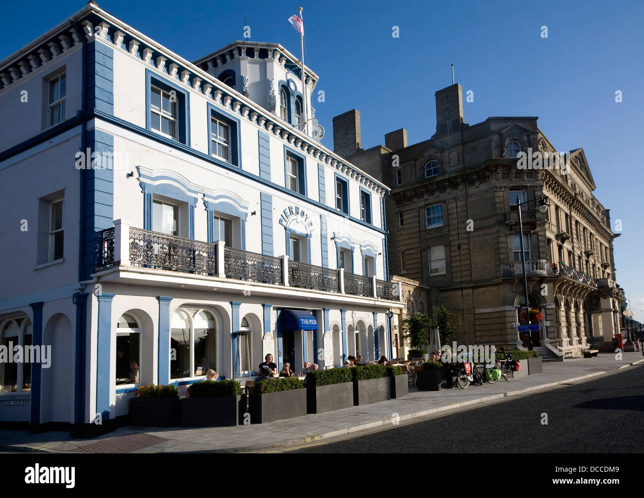 Bâtiment historique Pier Hotel Harwich Essex Angleterre les gens assis dehors le soir d'été Banque D'Images