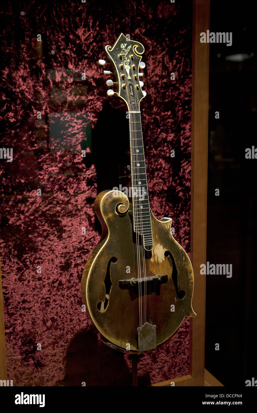 Mandoline Gibson F-5 administré par Bill Monroe à que Music Hall of Fame  and Museum de Nashville Tennessee USA Photo Stock - Alamy