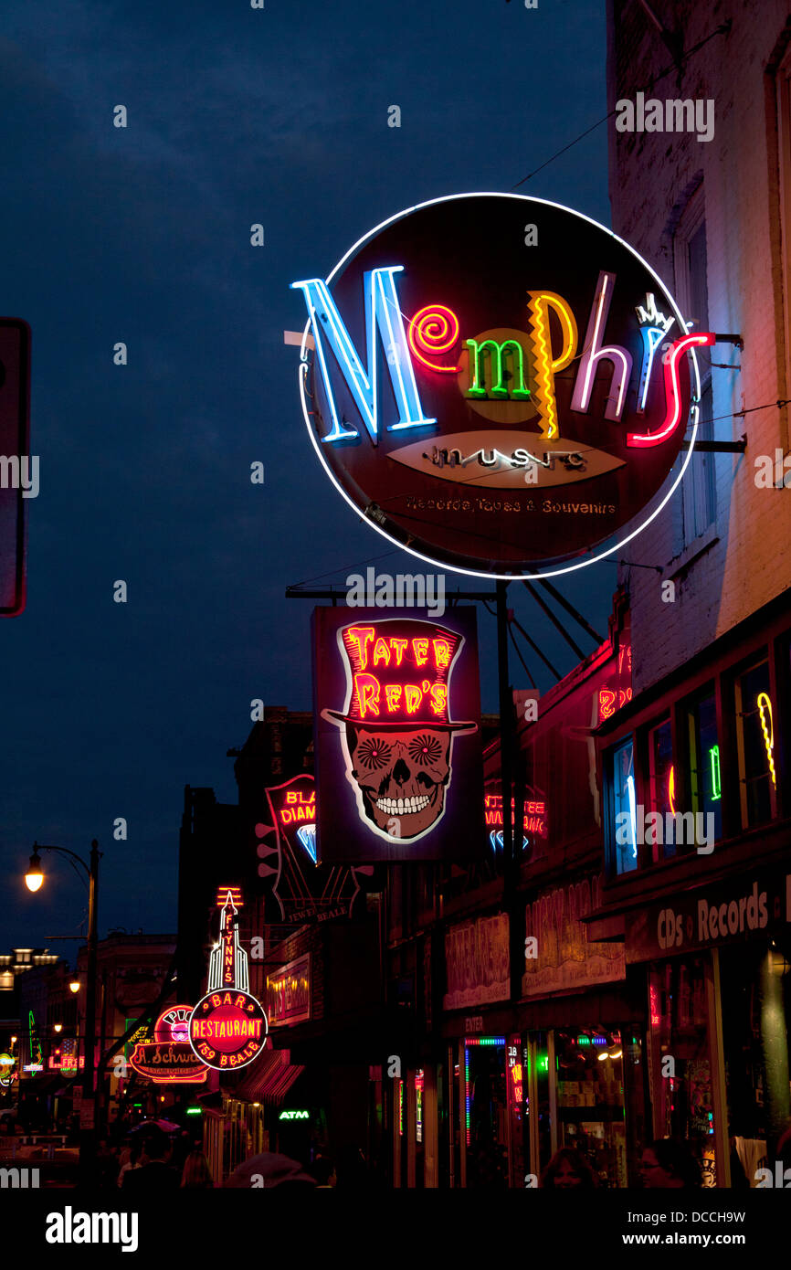 Bars et clubs éclairés au néon sur Beale Street la nuit à Memphis Tennessee USA Banque D'Images