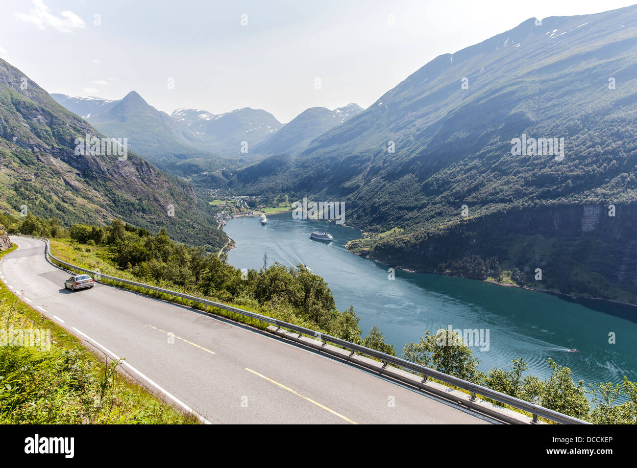 Haut de la route au-dessus de la Norvège Le Geirangerfjord, Banque D'Images