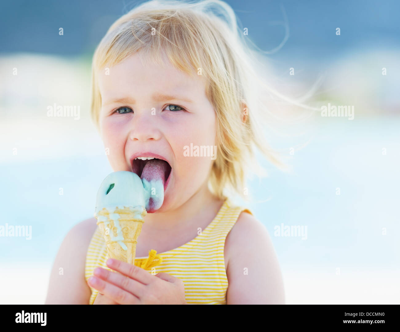 Happy Baby eating ice cream Banque D'Images
