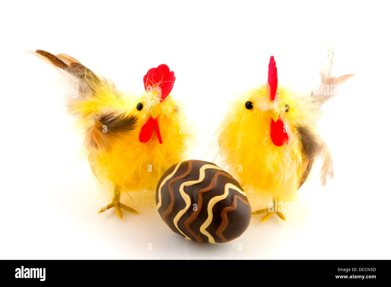 Poulet de Pâques avec des oeufs au chocolat Banque D'Images