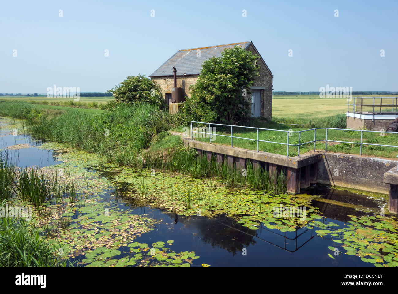 Ancienne pompe chambre sur une digue de drainage fen Banque D'Images