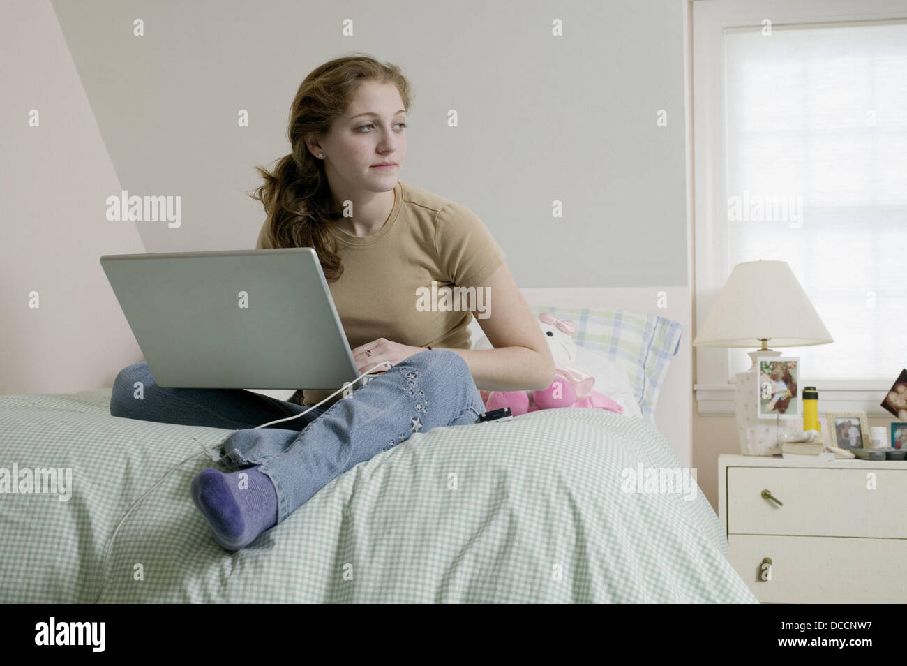 Fille de l'adolescence l'âge de 17 ans dans la chambre avec un ordinateur  portable Photo Stock - Alamy