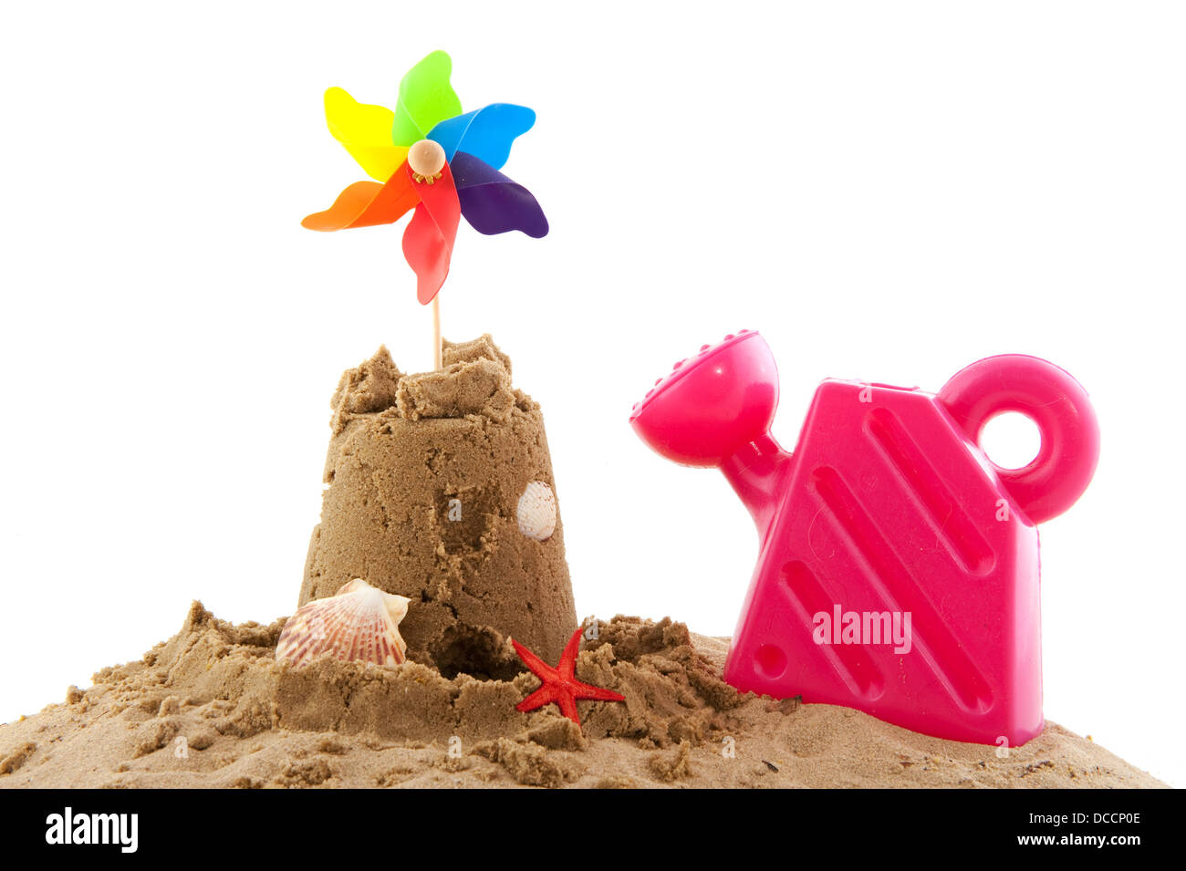 Château de sable et les jouets à la plage Banque D'Images