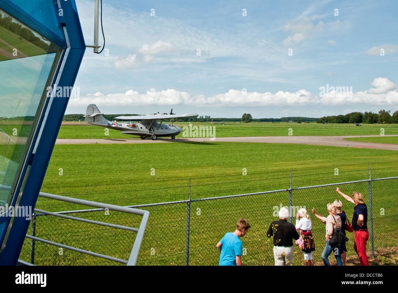 Les visiteurs du parc à thème de l'Aviation Aviodrome à Lelystad, Pays-Bas, regarder comme un hydravion Catalina préservé dans les taxis. Banque D'Images