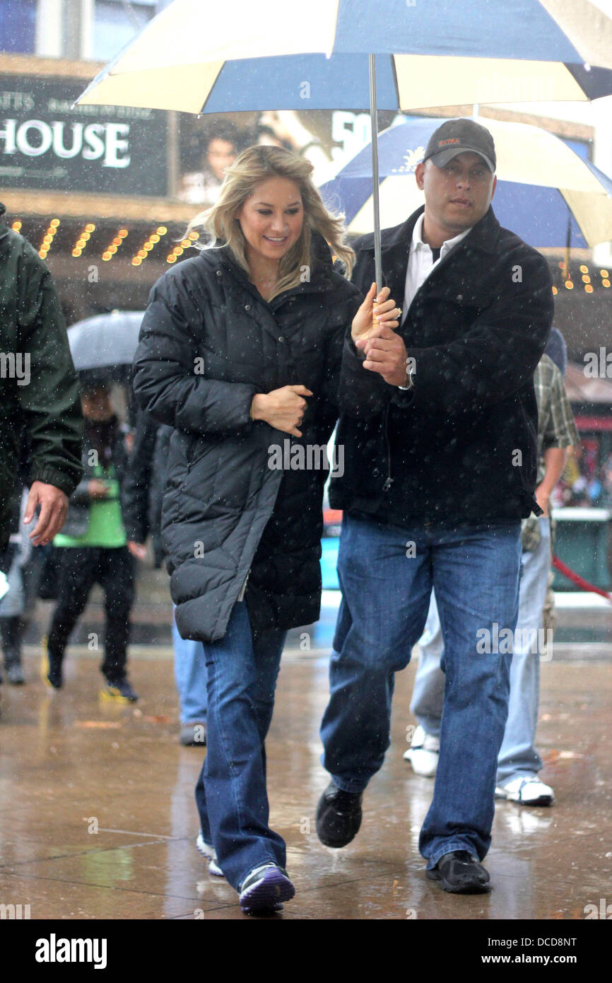 Star de tennis Anna Kournikova abris sous un parapluie qu'elle marche dans la pluie du Grove après une interview sur l'utilisation des lits. Los Angeles, Californie - sûr 05.10.11 Banque D'Images