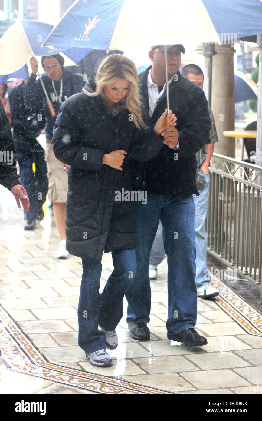 Star de tennis Anna Kournikova abris sous un parapluie qu'elle marche dans la pluie du Grove après une interview sur l'utilisation des lits. Los Angeles, Californie - sûr 05.10.11 Banque D'Images