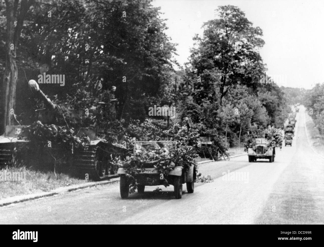 Des membres de la Wehrmacht allemande parcourent en colonnes des véhicules camouflés dans les rues de Normandie en France en juillet 1944. Fotoarchiv für Zeitgeschichte Banque D'Images