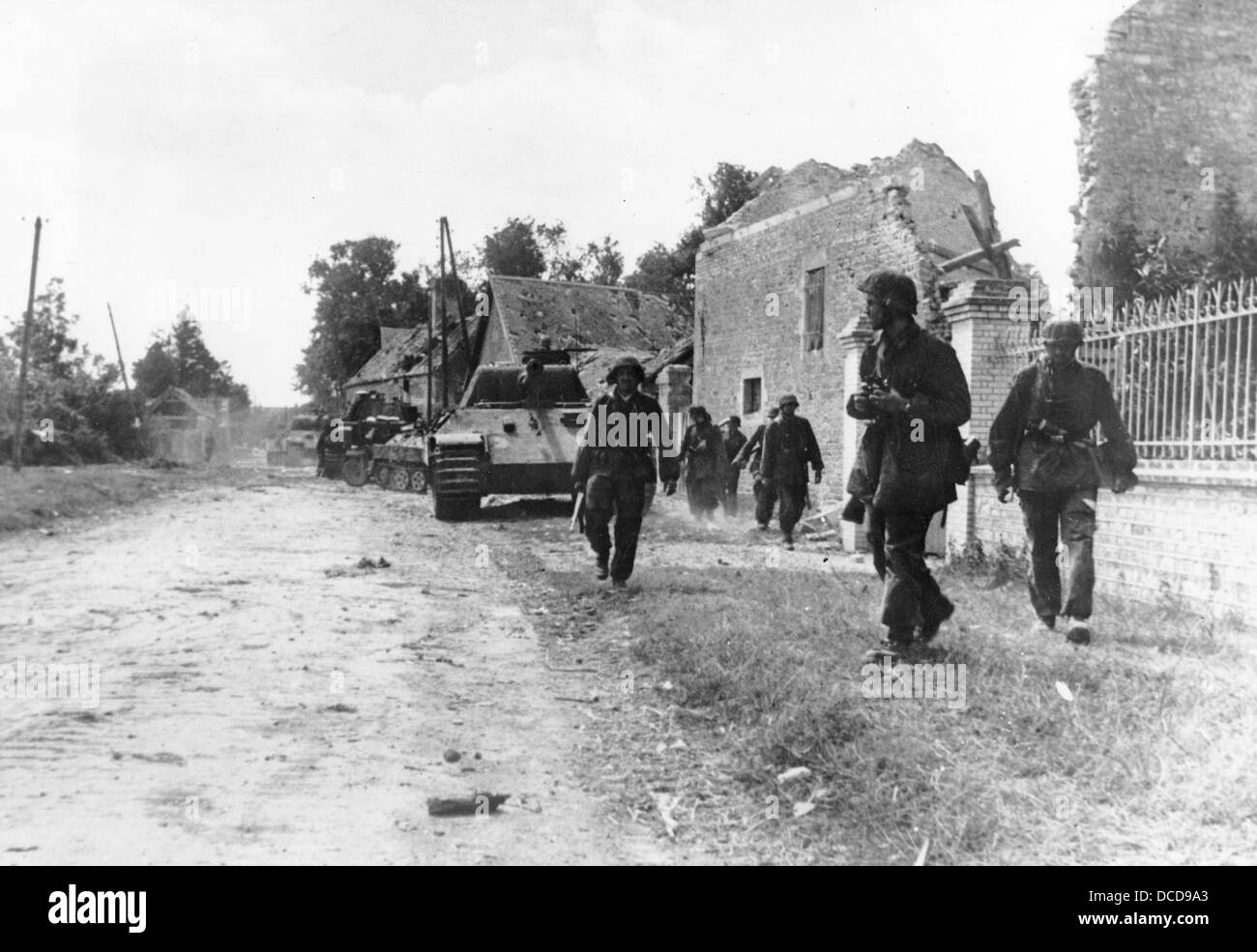 L'infanterie blindée de la Wehrmacht allemande est photographiée pendant la bataille de Caen près de Tilly-sur-Seulles en France en juin 1944. Fotoarchiv für Zeitgeschichte Banque D'Images