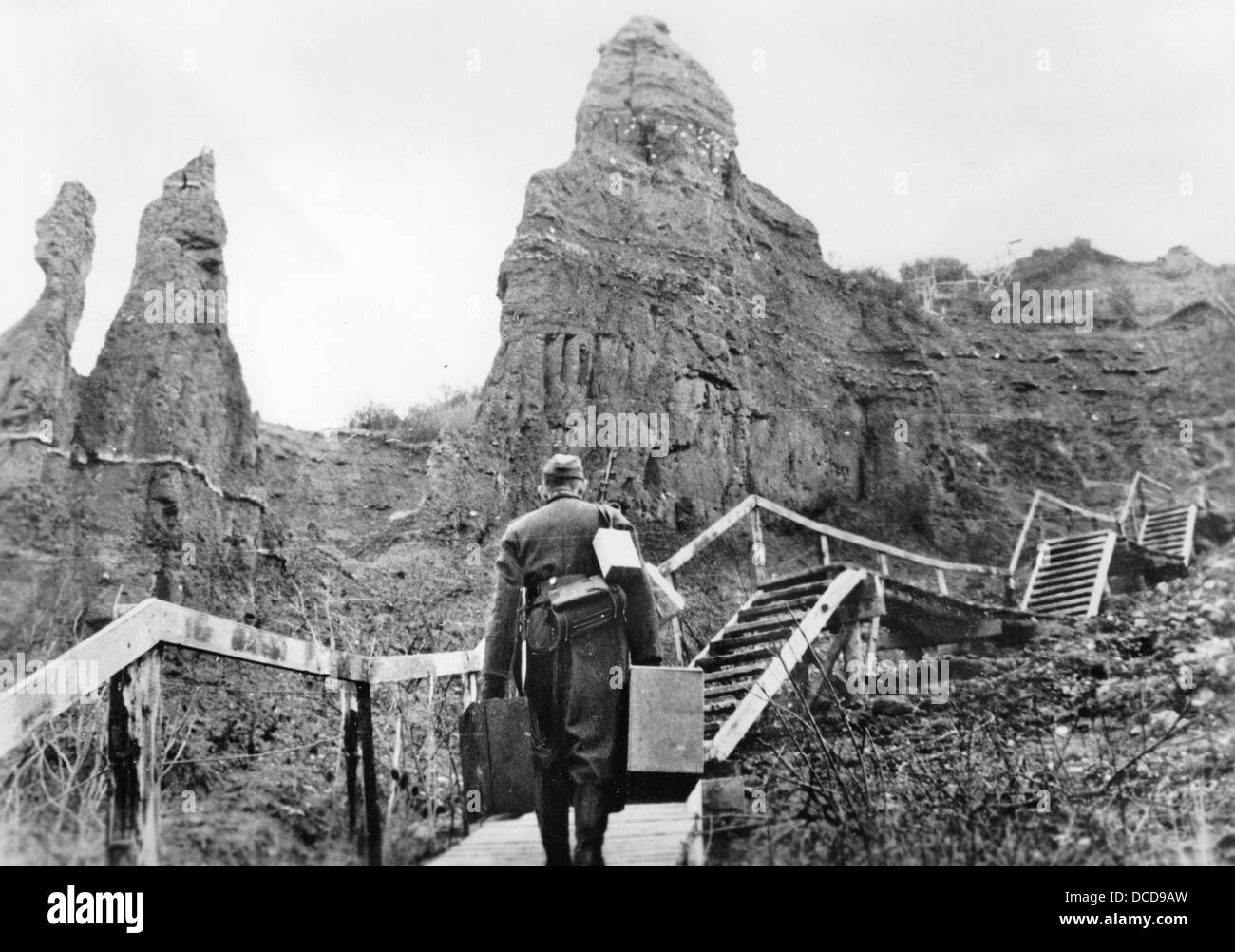 Un soldat de la Wehrmacht allemande est photographié en congé, à la Manche entre la France et l'Angleterre en 1944. Lieu inconnu. Fotoarchiv für Zeitgeschichte Banque D'Images