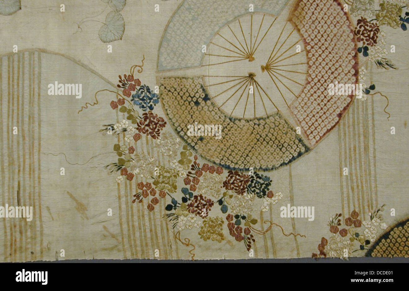 Fragment Kosode avec ventilateur cocardes, la floraison des vignes, et le gingembre sauvage quitte M.39.2.304 (2 de 2) Banque D'Images