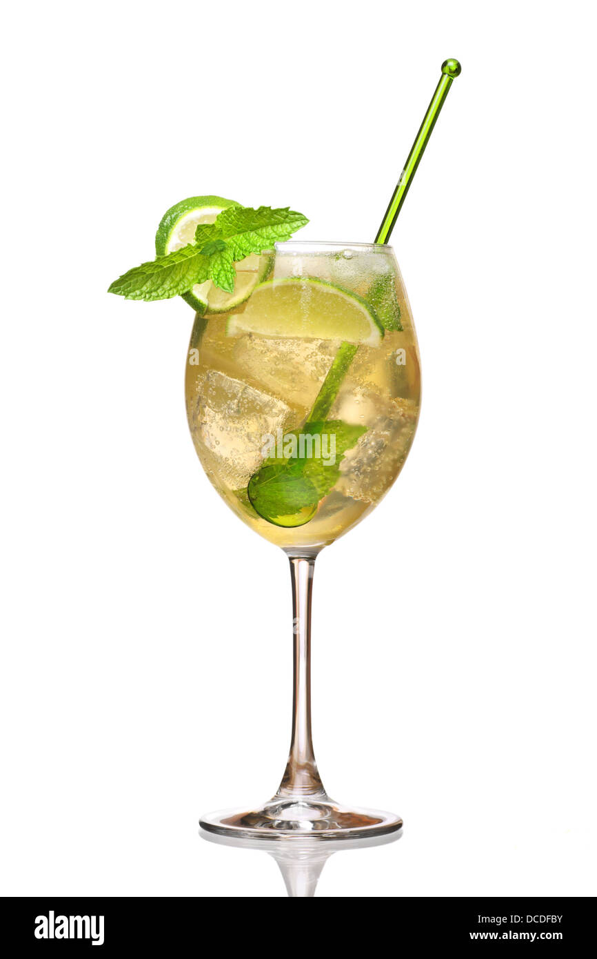 Hugo, cocktail à base de champagne, sureau, soude, chaux et garni de menthe  Photo Stock - Alamy