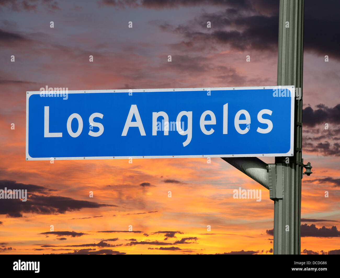 Le centre-ville de Los Angeles street sign avec Ciel de coucher du soleil. Banque D'Images