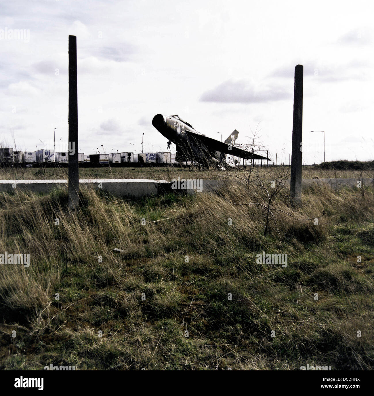 English Electric Lightning un avion de chasse supersonique de la guerre froide se trouve dans une friche industrielle sur le côté de l'autoroute A1 en Angleterre. L'éclair a été noté pour sa grande vitesse, le seul avion de chasse Britannique Mach 2 et est le premier avion au monde capable d'supercruise. L'éclair était réputé pour ses capacités comme un intercepteur ; les pilotes communément décrit comme 'être accablés d'une flèche" Banque D'Images