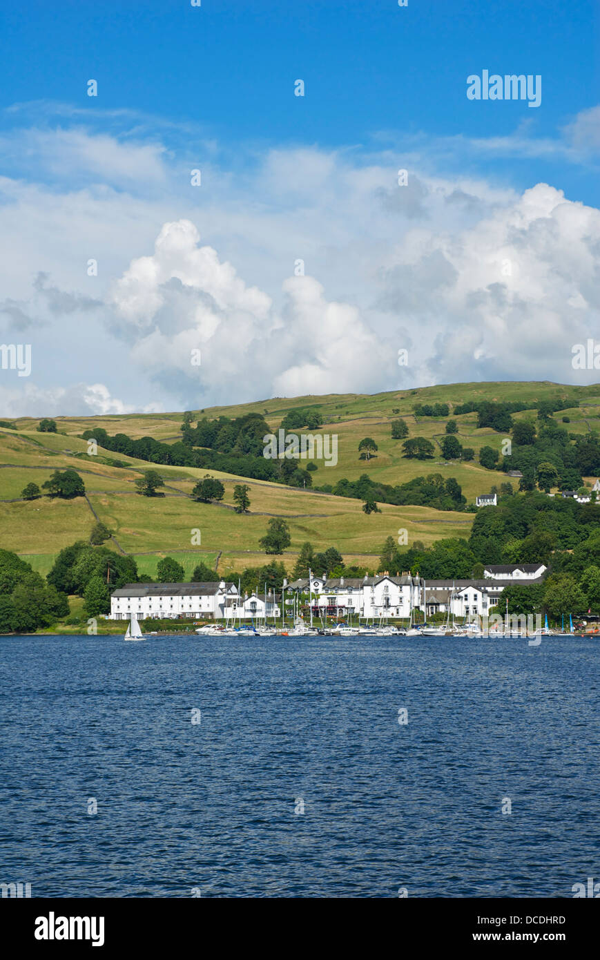 Low Wood Hotel, sur la rive du lac de Windermere, Parc National de Lake District, Cumbria, Angleterre, Royaume-Uni Banque D'Images