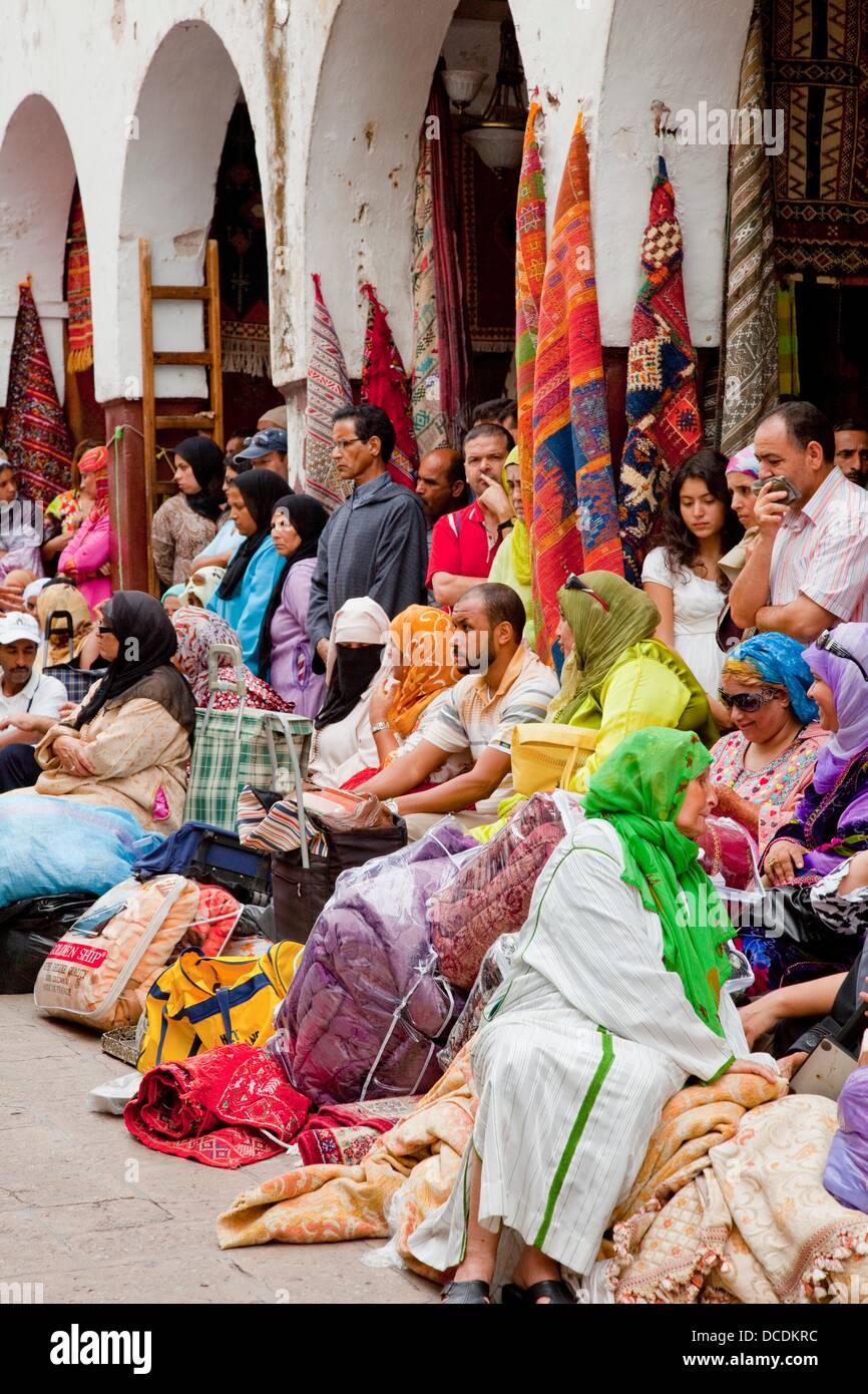 Une vente aux enchères de tapis dans le quartier des Habous dans le souk de  Casablanca, Maroc Photo Stock - Alamy