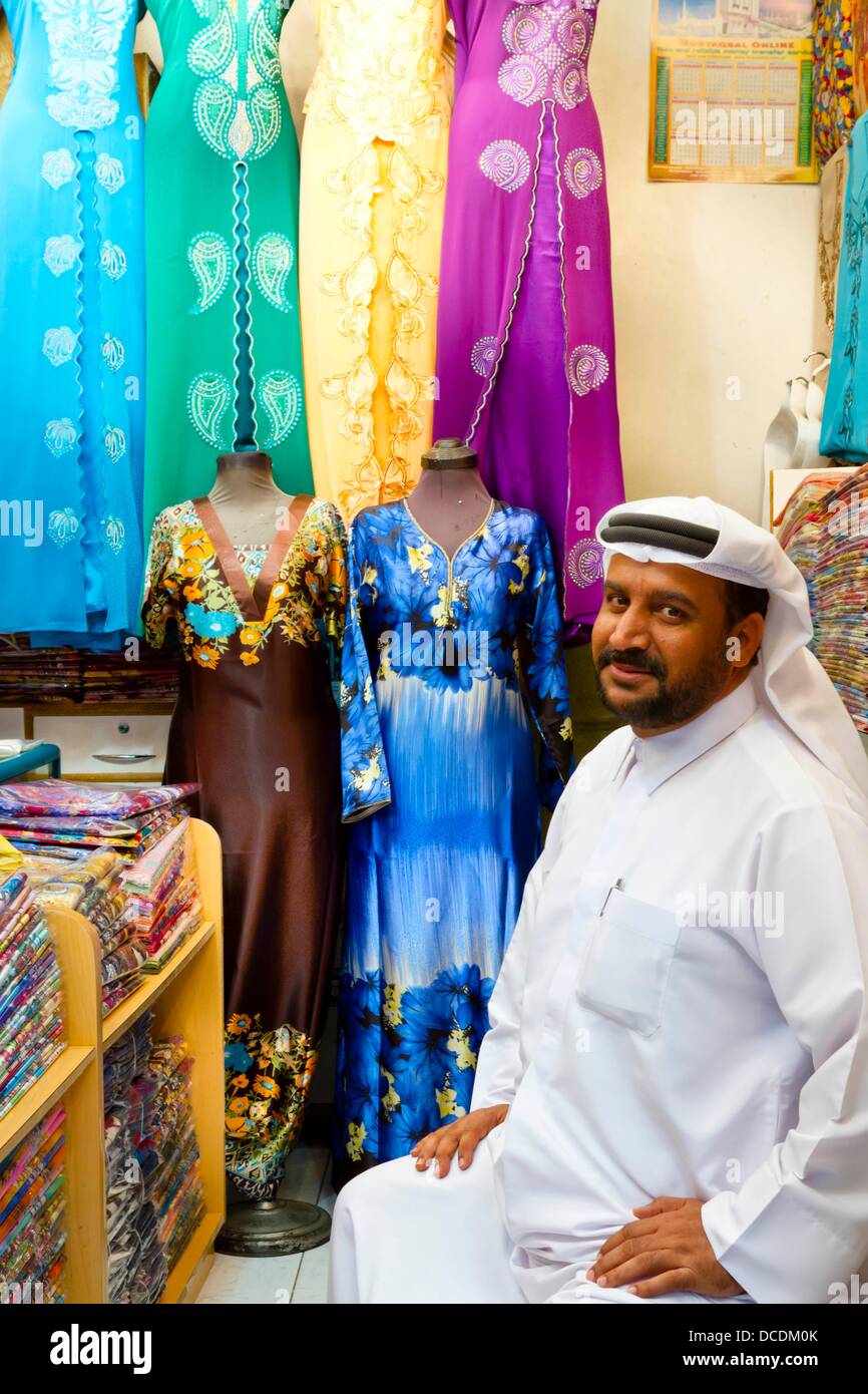 Un arabe dans un magasin de vêtements sur les marchés de DUBAÏ, ÉMIRATS  ARABES UNIS Photo Stock - Alamy