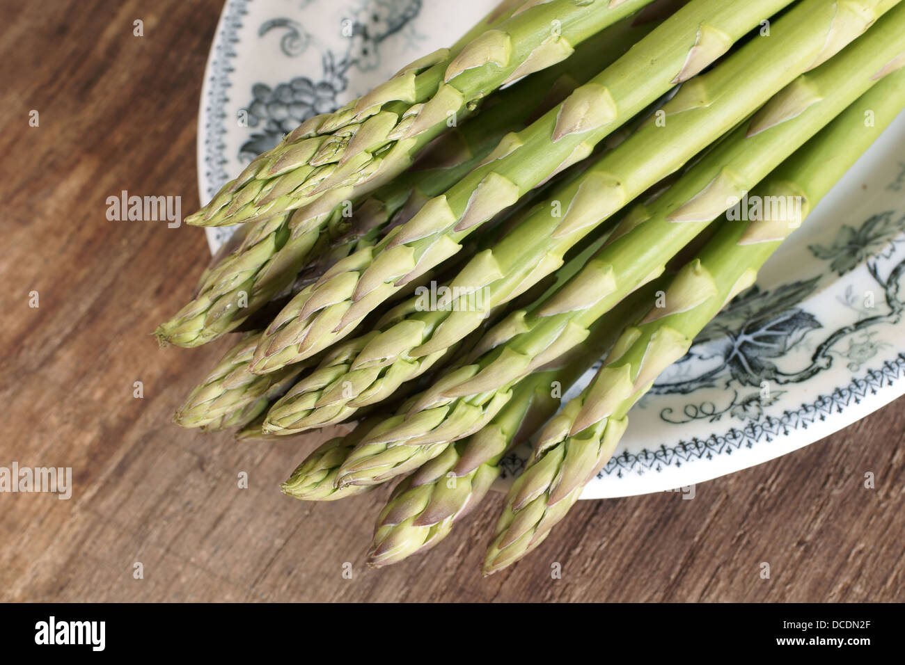 D'asperge sur une plaque d'antiquités Banque D'Images