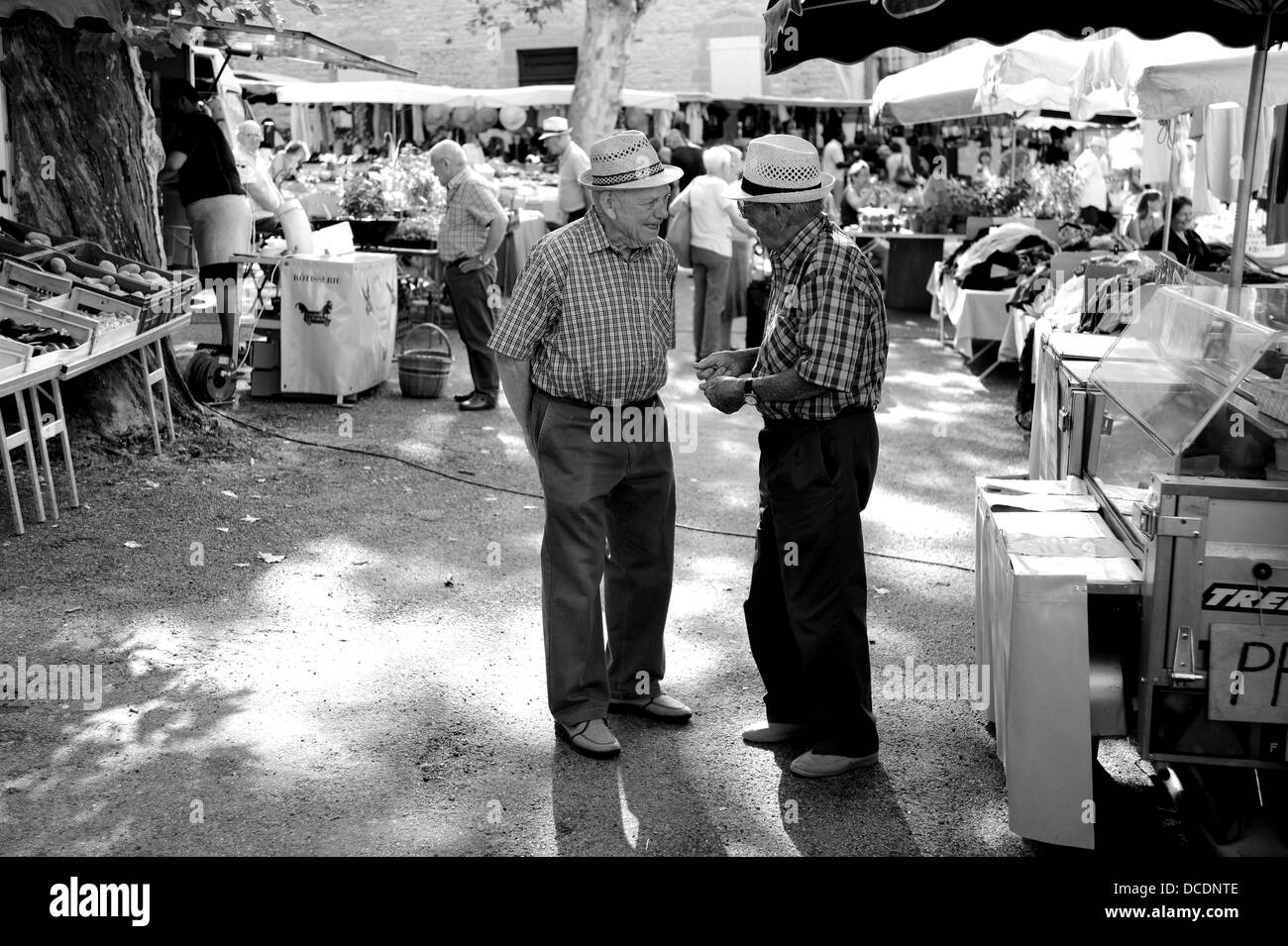 Deux hommes âgés en conversation à Cazals dans le lot du marché ou du ministère de la région sud-ouest de la France Banque D'Images