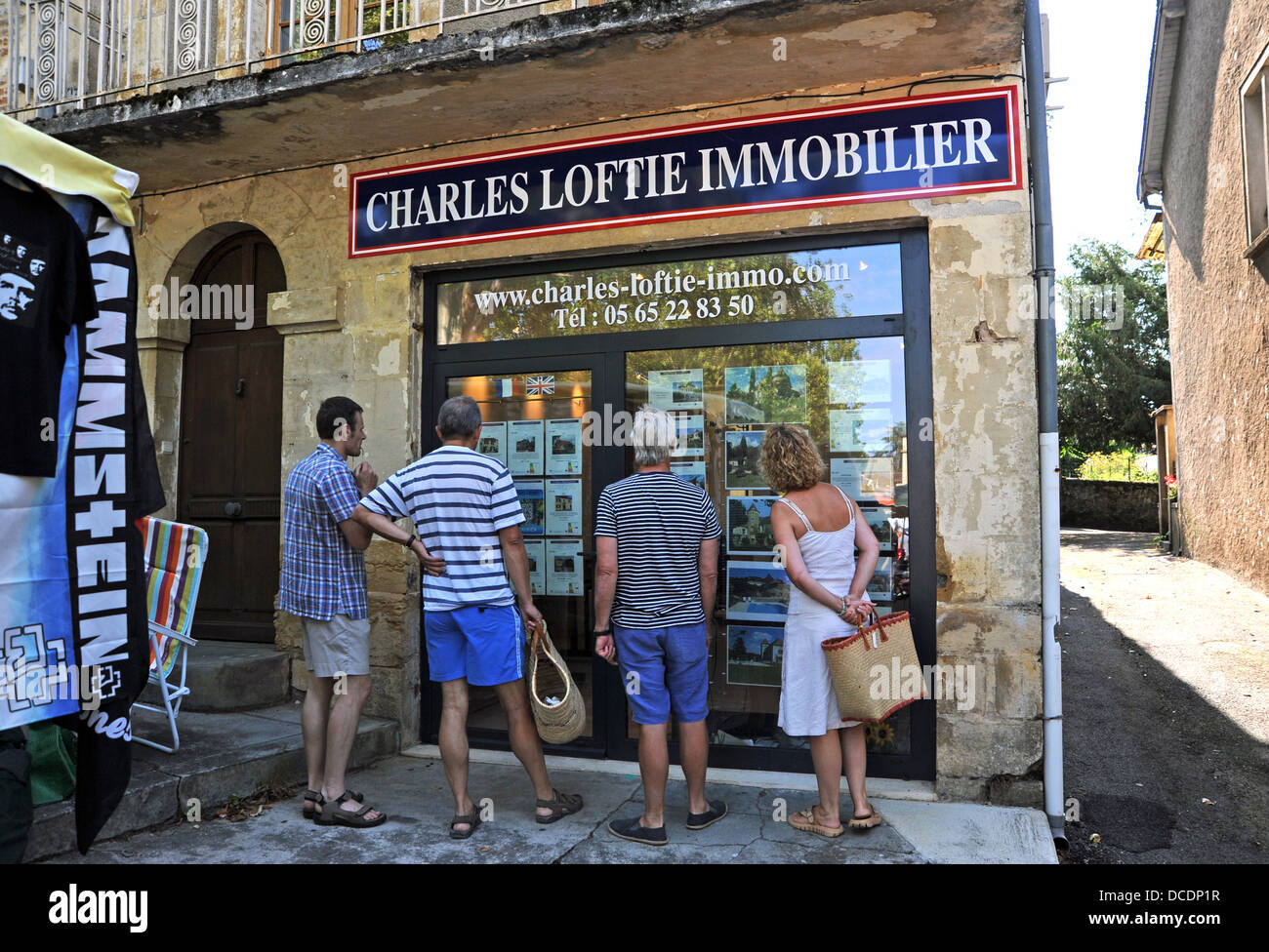 Les touristes à la recherche d'acheter des biens immobiliers en France immobilier dans la fenêtre d'étude Cazals dans le Lot Région Banque D'Images