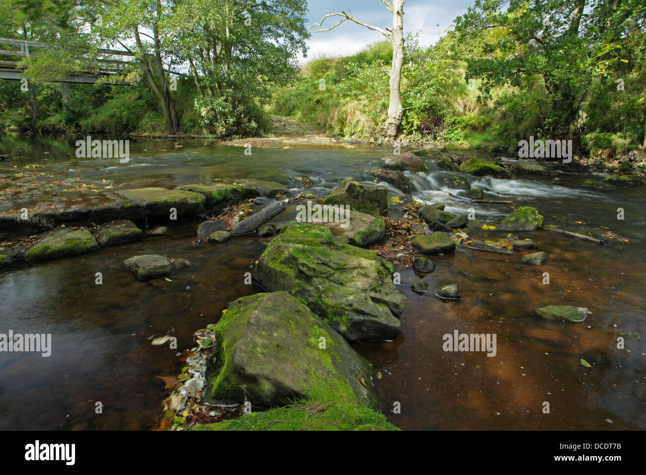 Un gué et passerelle piétonnière au-dessus de la rivière Esk entre Lealholm of Glaisdale et dans le North York Moors National Park Banque D'Images