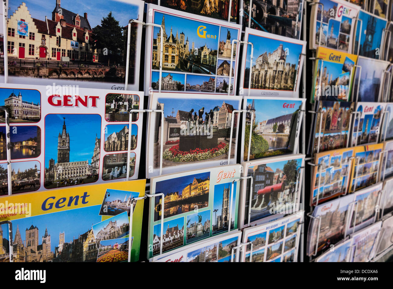 Cartes postales touristiques du centre-ville historique de Gand en exposition dans le carré d'une boutique de souvenirs, Flandre orientale, Belgique Banque D'Images