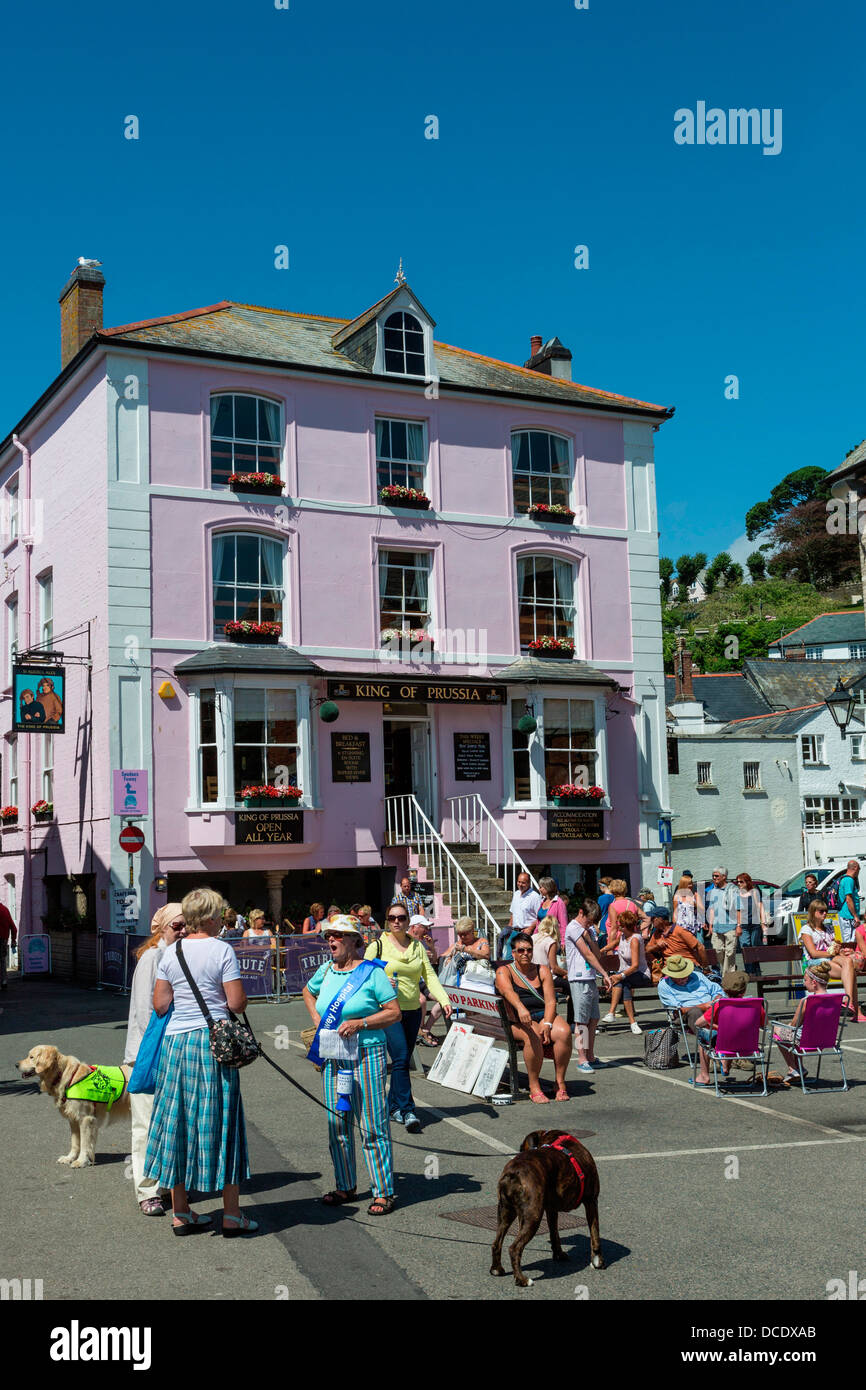 Les touristes devant le roi de Prusse sur le port à côté du port de Fowey Cornwall Banque D'Images