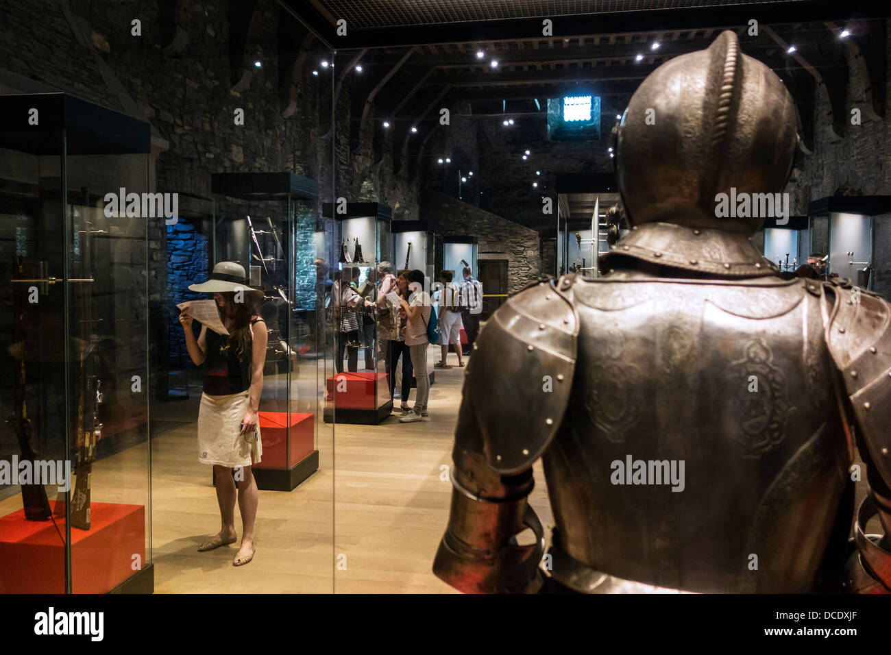 Armure médiévale et d'armes dans le Gravensteen / Musée Château des Comtes à Gand, Flandre orientale, Belgique Banque D'Images