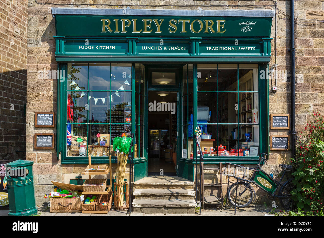 Historique Le magasin Ripley, créé en 1832, dans le centre du pittoresque village de Ripley, North Yorkshire, England, UK Banque D'Images