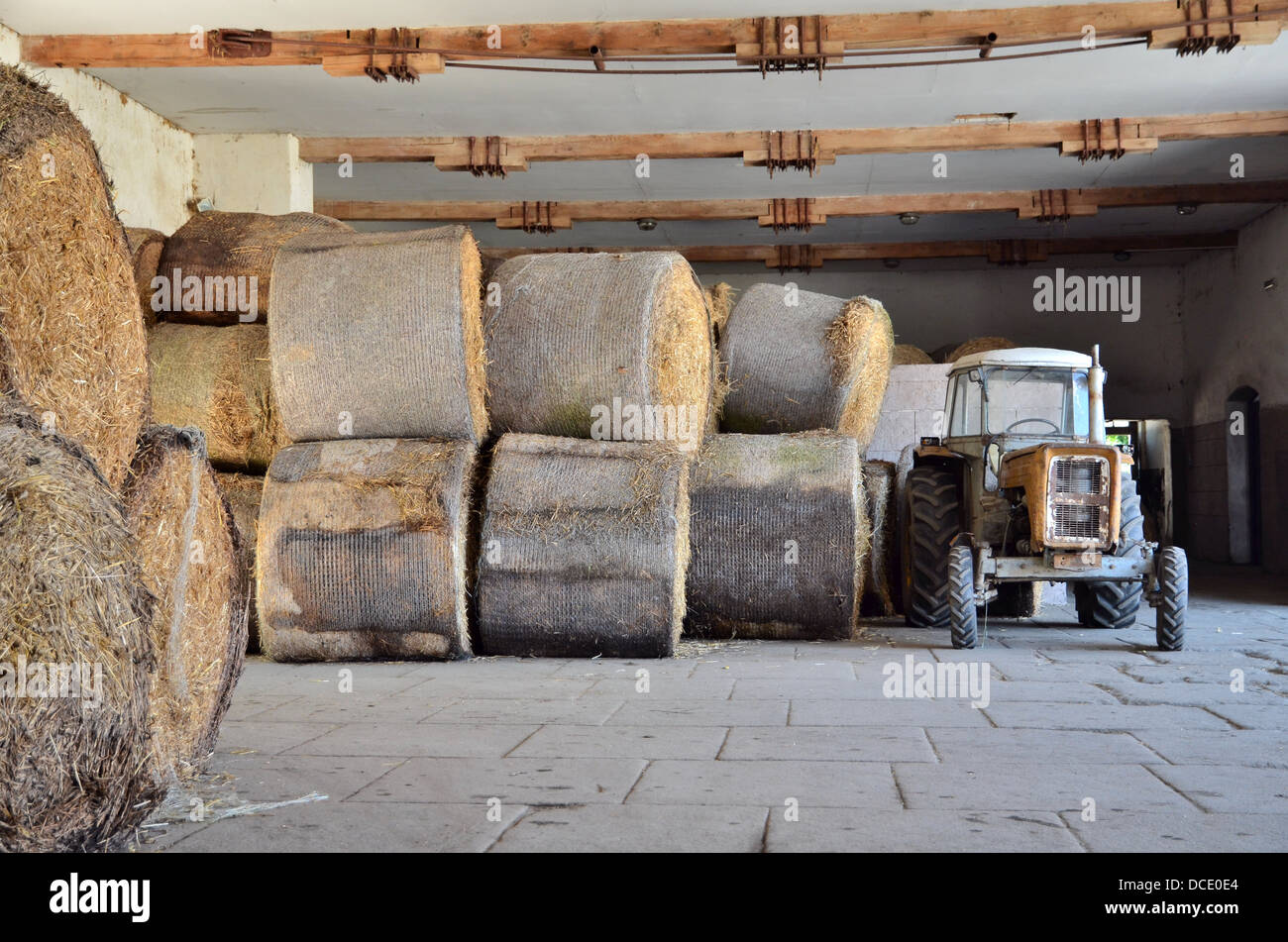 Balle de paille avec le tracteur Banque D'Images