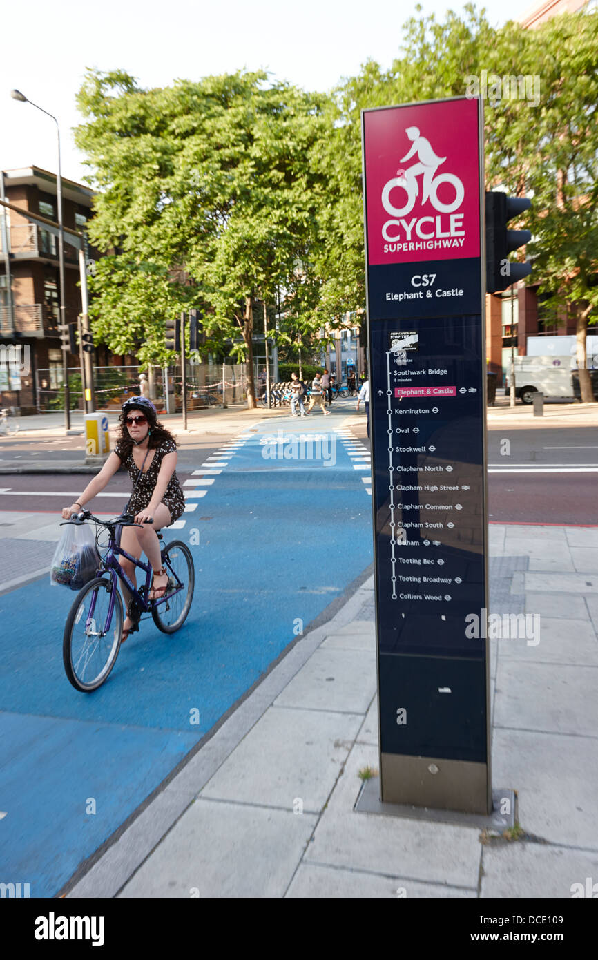 À l'aide de cycliste Londres Barclays Cycle superhighway cs7 peint bleu road route England UK Banque D'Images