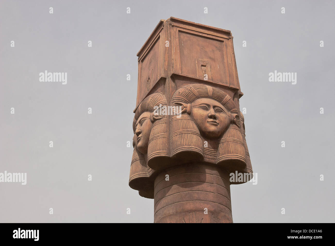 Les colonnes de pierre avec des symboles de l'Égypte sur le dessus Banque D'Images