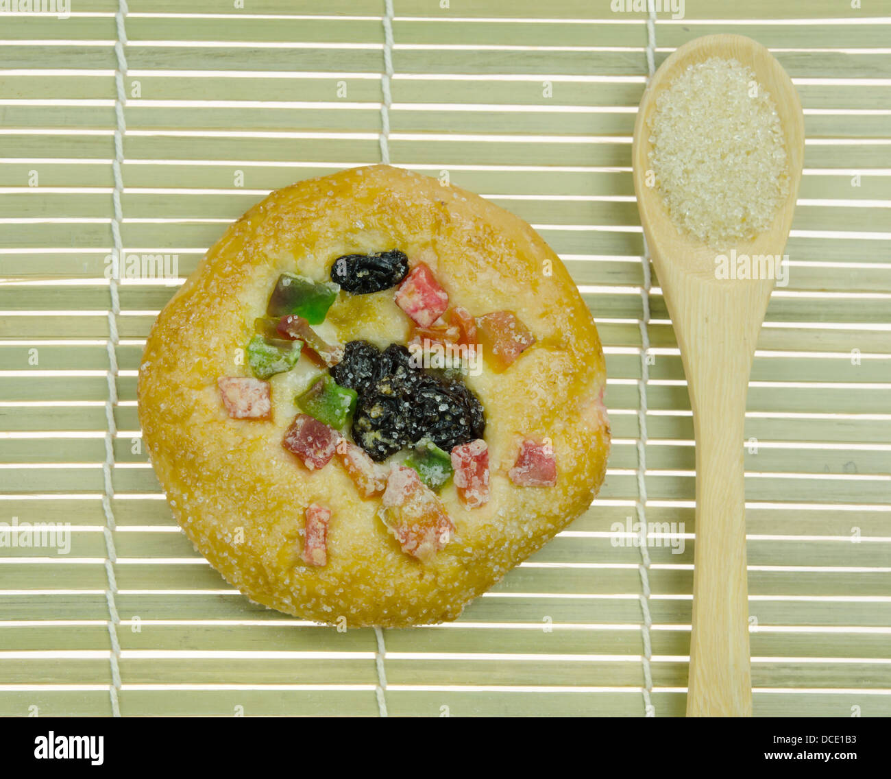 Vue du dessus du pain aux raisins et aux fruits secs et la cuillère de sucre sur fond de bois Banque D'Images