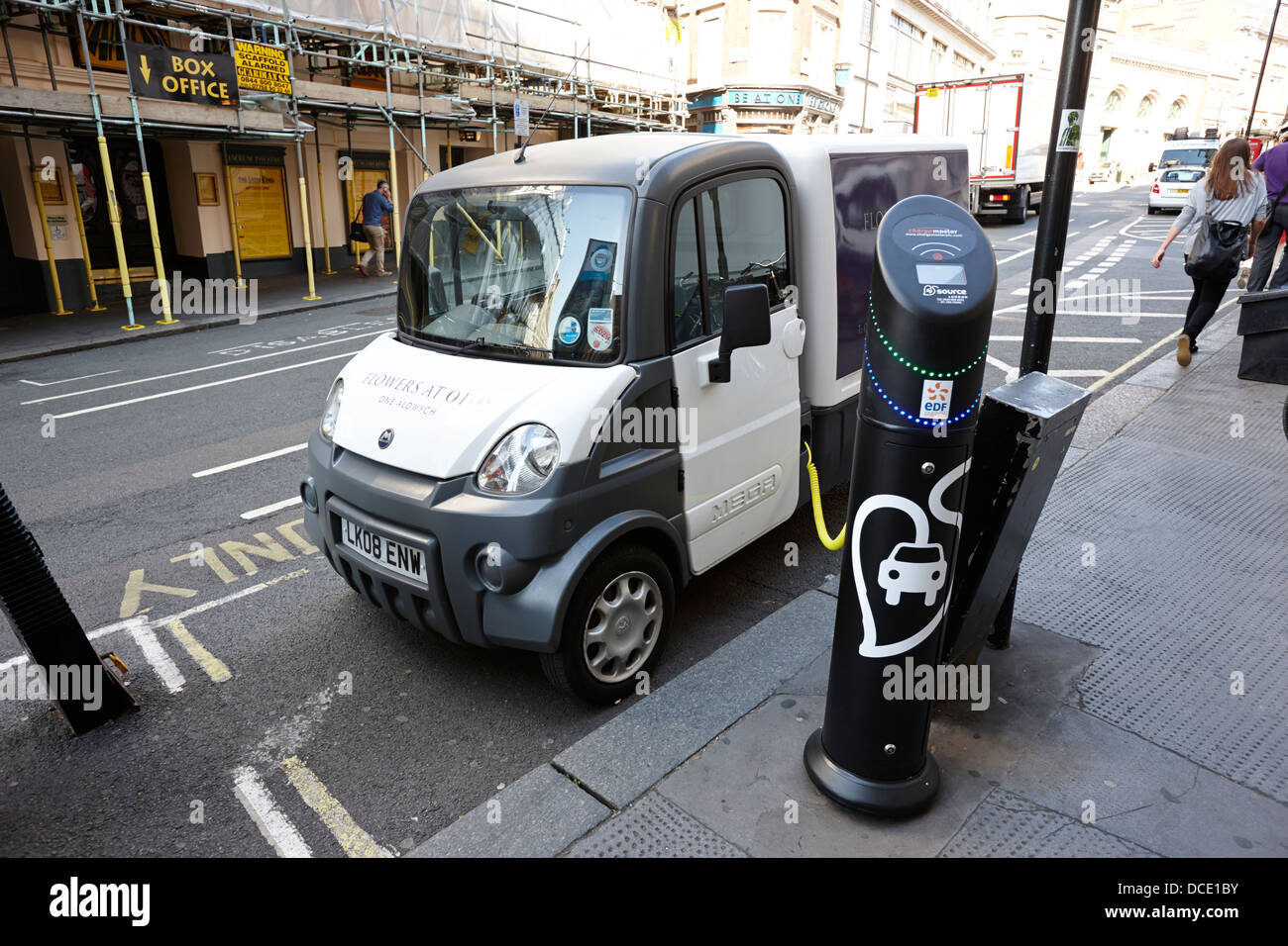 Mega fourgon électrique recharger à un point de charge alimentation edf au centre de Londres, Angleterre, Royaume-Uni Banque D'Images
