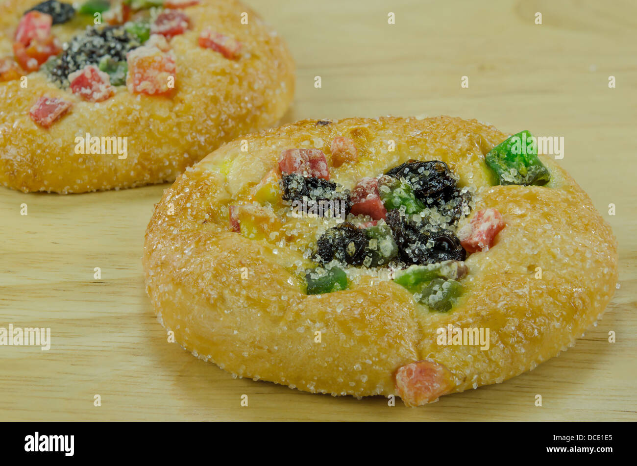 Close up dessert sucré ( pain de sucre , raisin et fruits secs ) sur planche de bois Banque D'Images