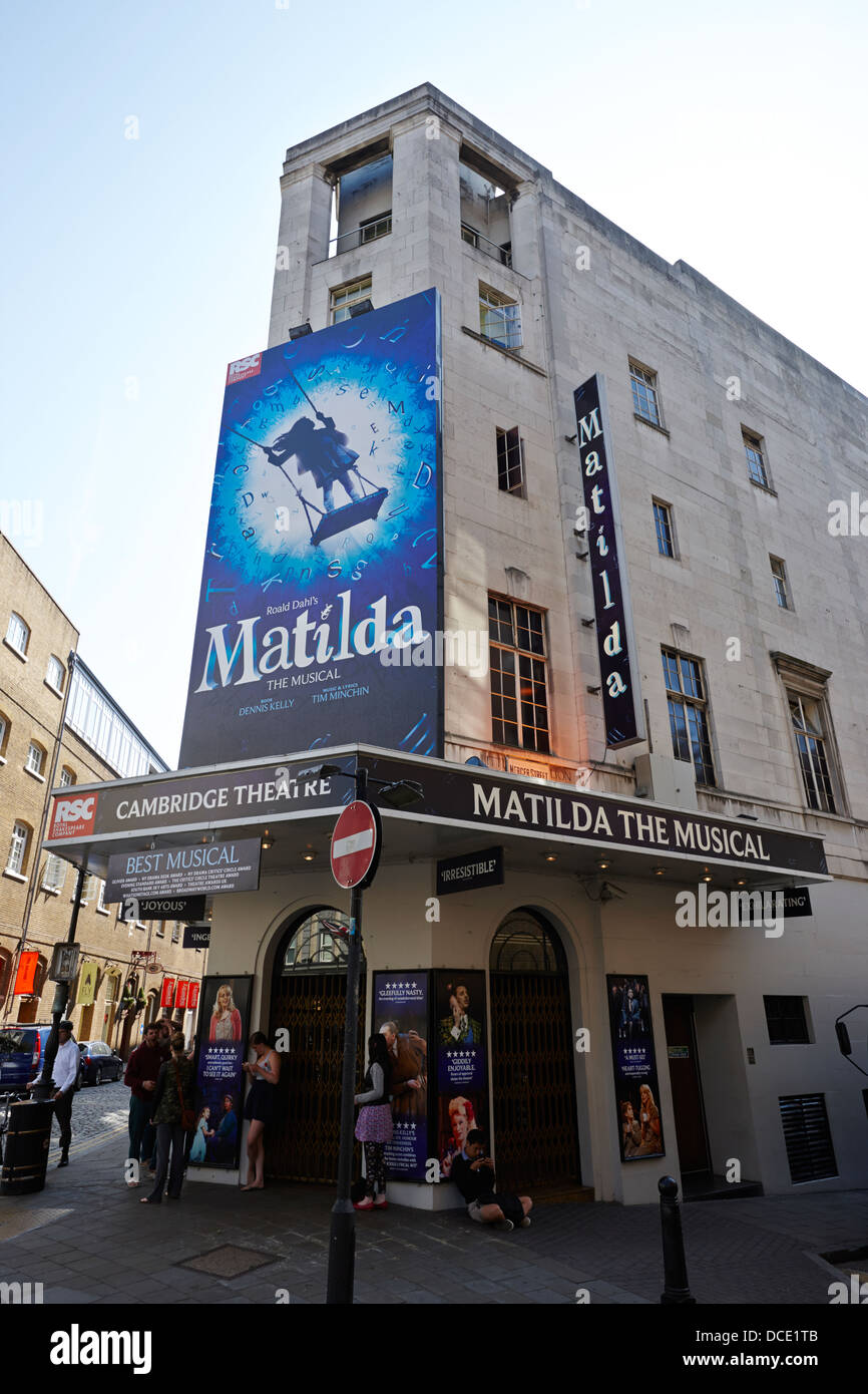 La Cambridge Theatre montrant matilda the musical London England UK Banque D'Images
