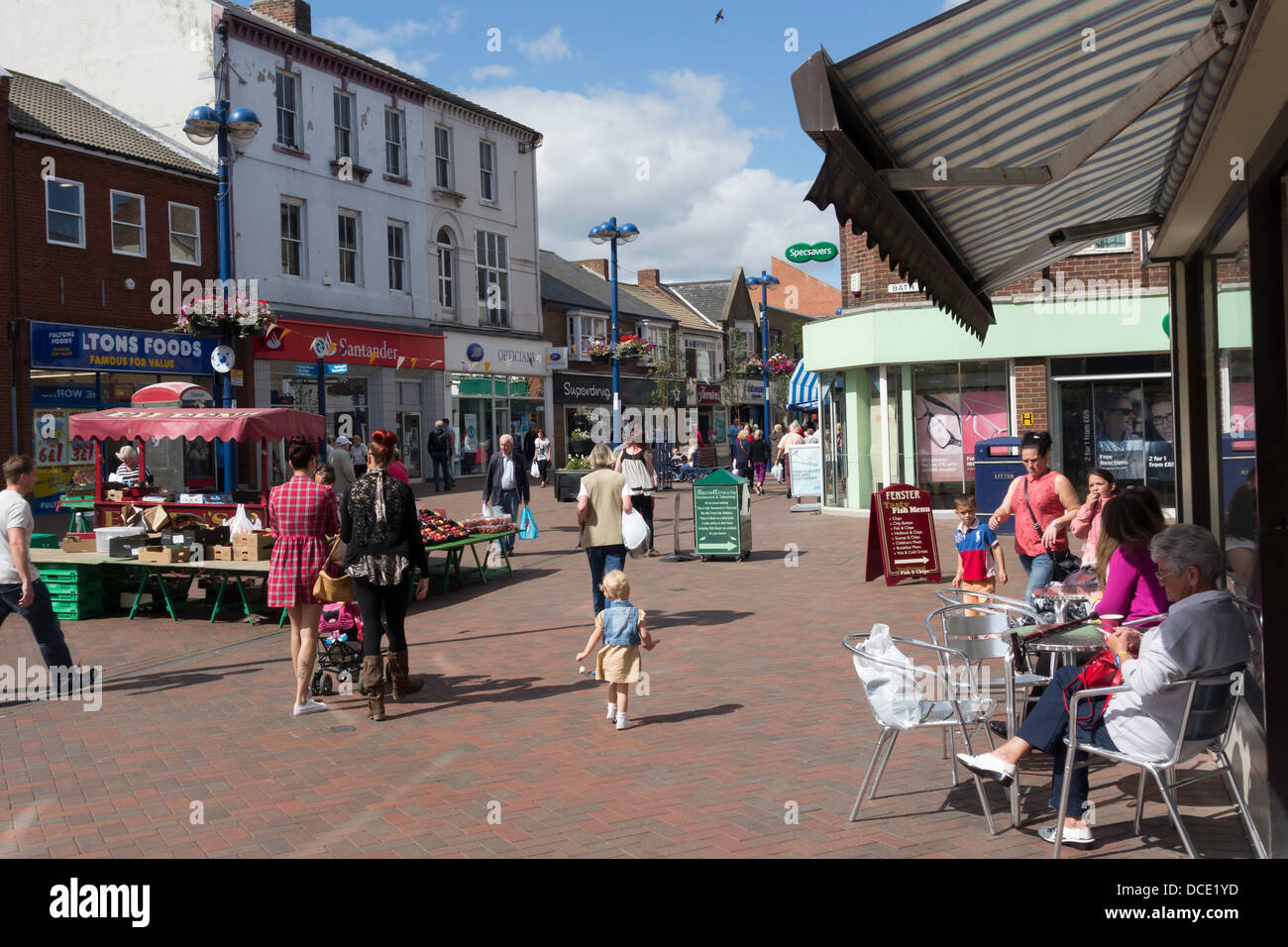 La zone piétonne de la rue Haute à Redcar Cleveland England UK en été Banque D'Images