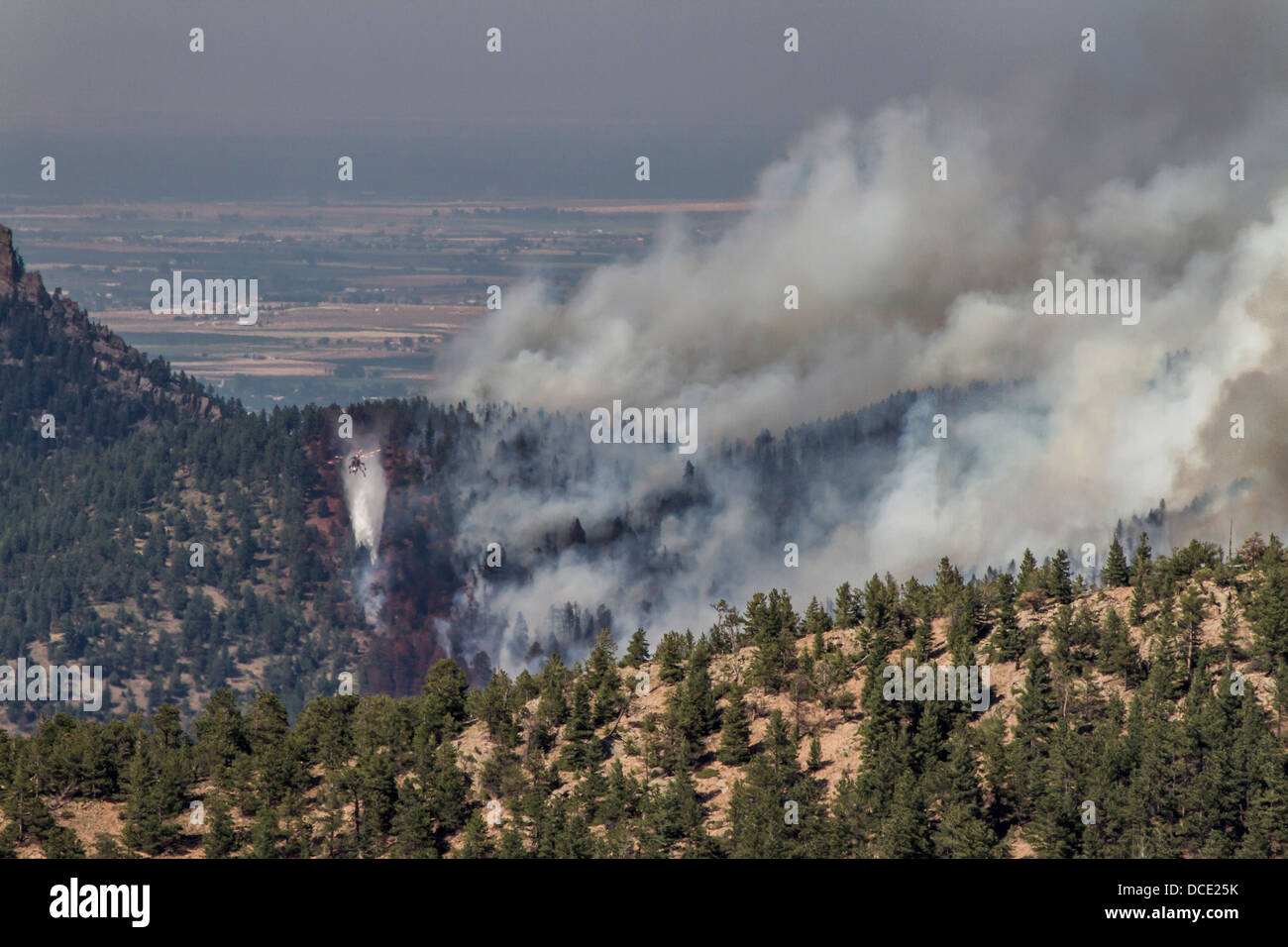 USA, Colorado, Boulder, Flagstaff Fire, hélicoptère laissant tomber l'eau sur les incendies de forêt. Banque D'Images