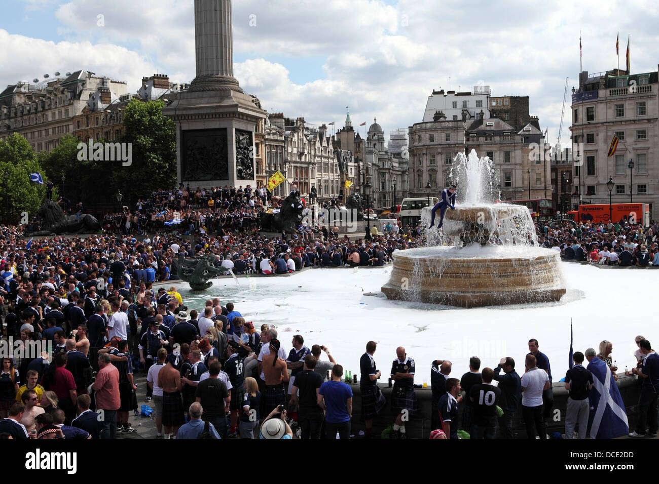 Londres, Royaume-Uni. 14Th Aug 2013. Les fans de football écossais dans et autour d'une fontaine à Trafalgar Square à Londres, en Angleterre. L'Ecosse fans réunis devant l'Angleterre contre l'Ecosse match amical que l'Angleterre a gagné 3-2. © whyeyephotography.com/Alamy Live New Banque D'Images