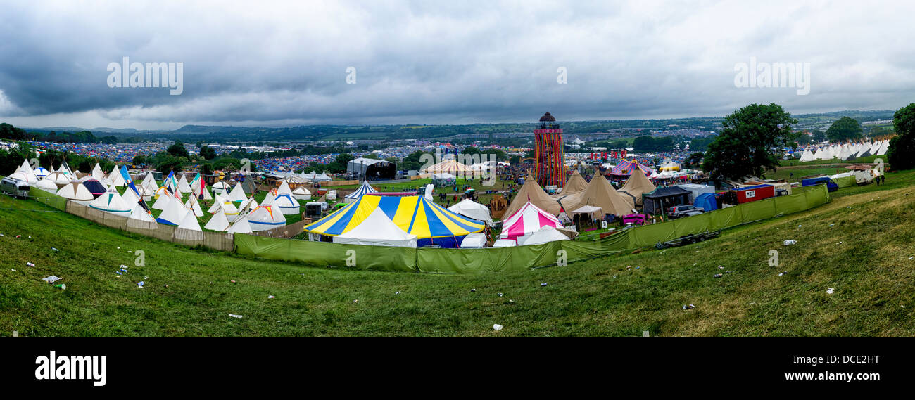 Un large panorama sur le site Glastonbuy digne ferme pendant le festival prise depuis le sommet de la colline par le signe. Banque D'Images