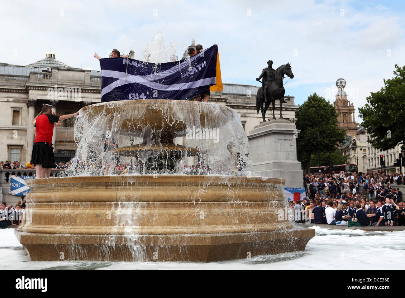 Londres, Royaume-Uni. 14Th Aug 2013. Les fans de football écossais dans une fontaine à Trafalgar Square à Londres, en Angleterre. L'Ecosse fans réunis devant l'Angleterre contre l'Ecosse match amical que l'Angleterre a gagné 3-2. Credit : whyeyephotography.com/Alamy Live News Banque D'Images