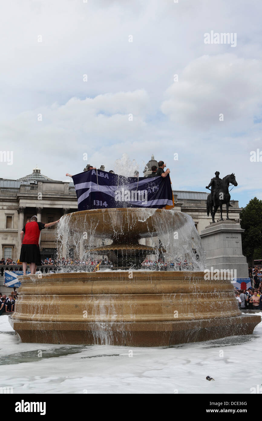 Londres, Royaume-Uni. 14Th Aug 2013. Les fans de football écossais dans une fontaine à Trafalgar Square à Londres, en Angleterre. L'Ecosse fans réunis devant l'Angleterre contre l'Ecosse match amical que l'Angleterre a gagné 3-2. Credit : whyeyephotography.com/Alamy Live News Banque D'Images